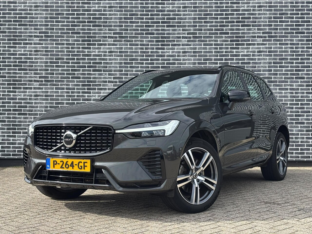 Volvo XC60 - 2.0 T8 Plug-in Hybrid AWD R-Design | PHEV Long Range | Luchtvering | Harman Kardon Audio | - AutoWereld.nl