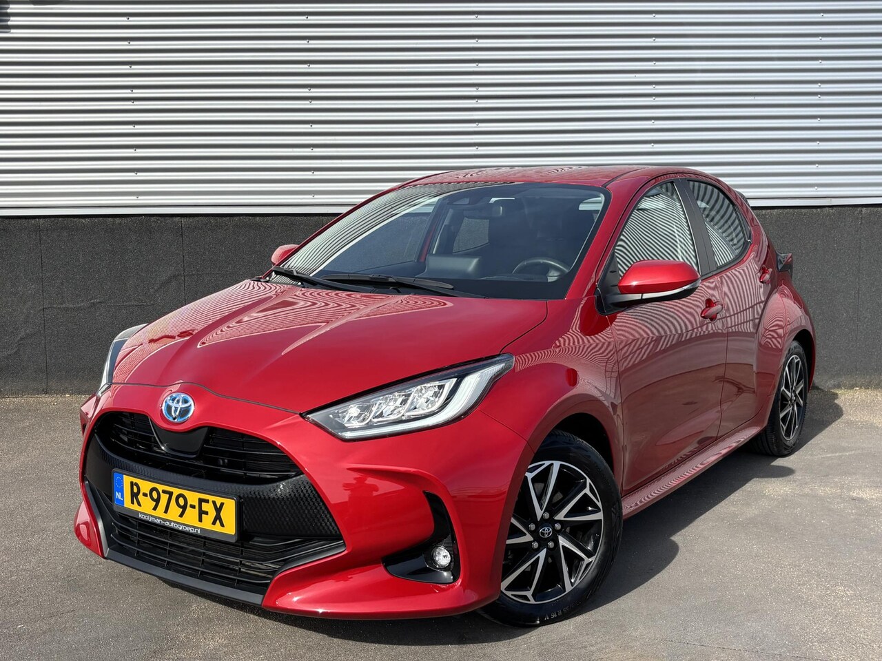 Toyota Yaris - 1.5 Hybrid Dynamic Nieuw geleverd, Dealeronderhouden, Smart Key, Lichtmetalen velgen, LED, - AutoWereld.nl