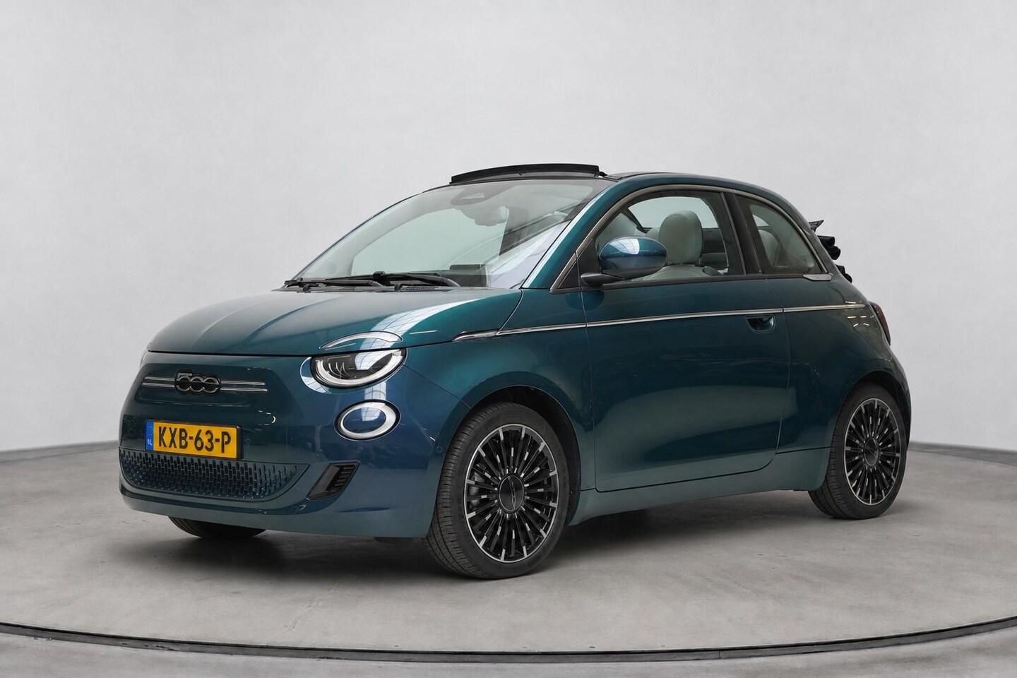 Fiat 500e - Cabrio La Prima 42 kWh SoH 94,9% | Leder | Stoelverwarming | Lm velgen | Navigatie | Carpl - AutoWereld.nl