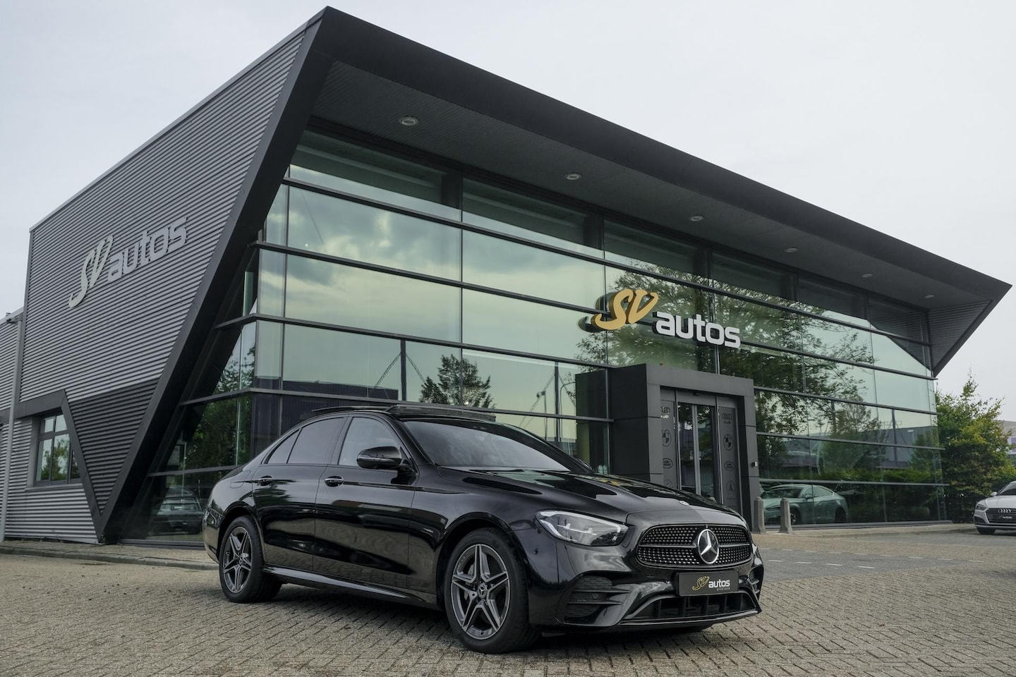 Mercedes-Benz E-klasse - E300e AMG 320pk Panoramadak Burmester Widescreen Leder NLauto 1e Eigenaar! - AutoWereld.nl