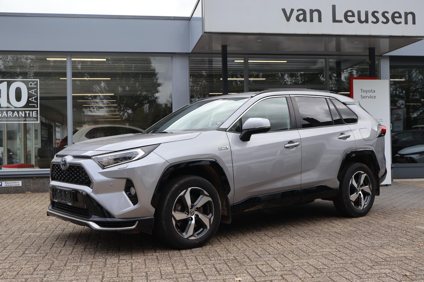 Toyota RAV4 - 2.5 PHEV AWD STYLE TREKHAAK PARKEERSENSOREN STOEL/STUURVERW. LED DAB APPLE/ANDROID NAVI AD - AutoWereld.nl
