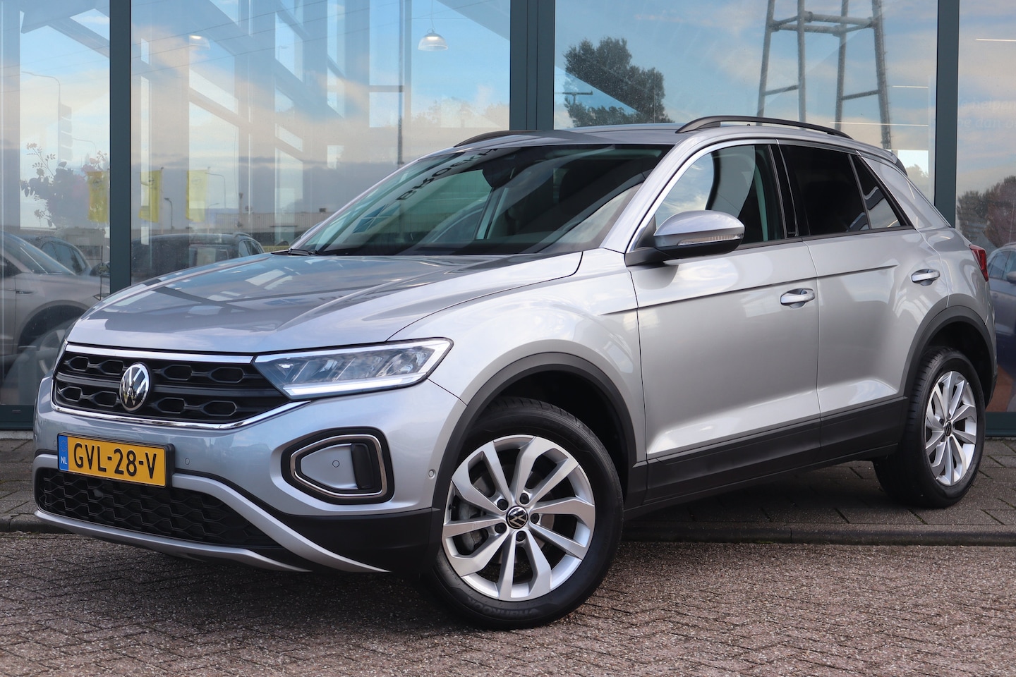 Volkswagen T-Roc - 1.5 TSI Life Edition 150PK TREKHAAK | Achteruitrijcamera | Apple Carplay/Android Auto|tele - AutoWereld.nl
