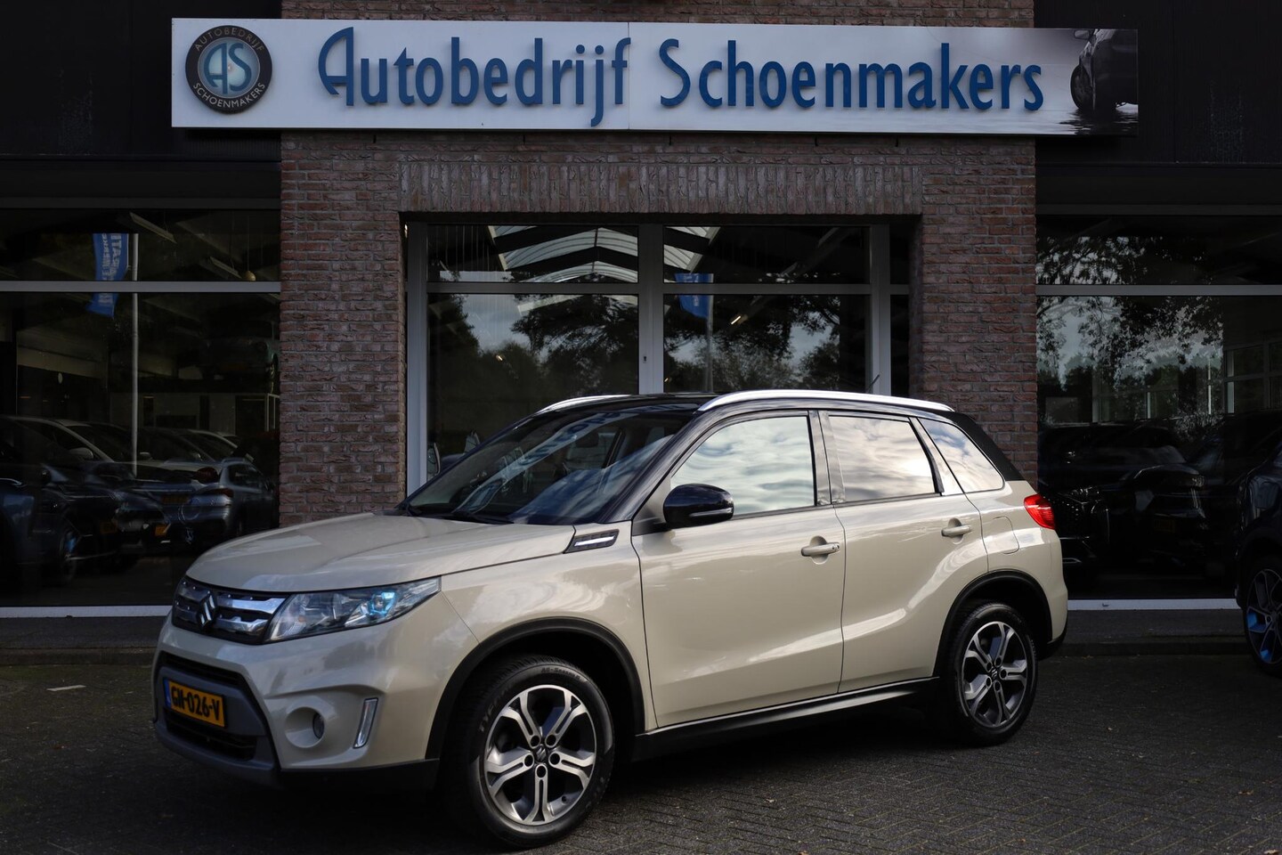 Suzuki Vitara - 1.6 High Executive CAMERA TREKHAAK-AFNEEMBAAR LEER/ALCANTARA PANO ALL-SEASONS DEALER-ONDER - AutoWereld.nl