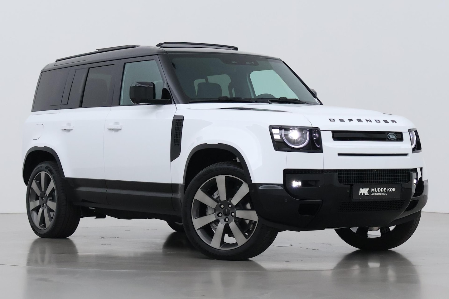 Land Rover Defender 110 - P300e X-Dynamic HSE | ClearSight | Meridian Surround | Panoramadak | Trekhaak | Stoelventi - AutoWereld.nl