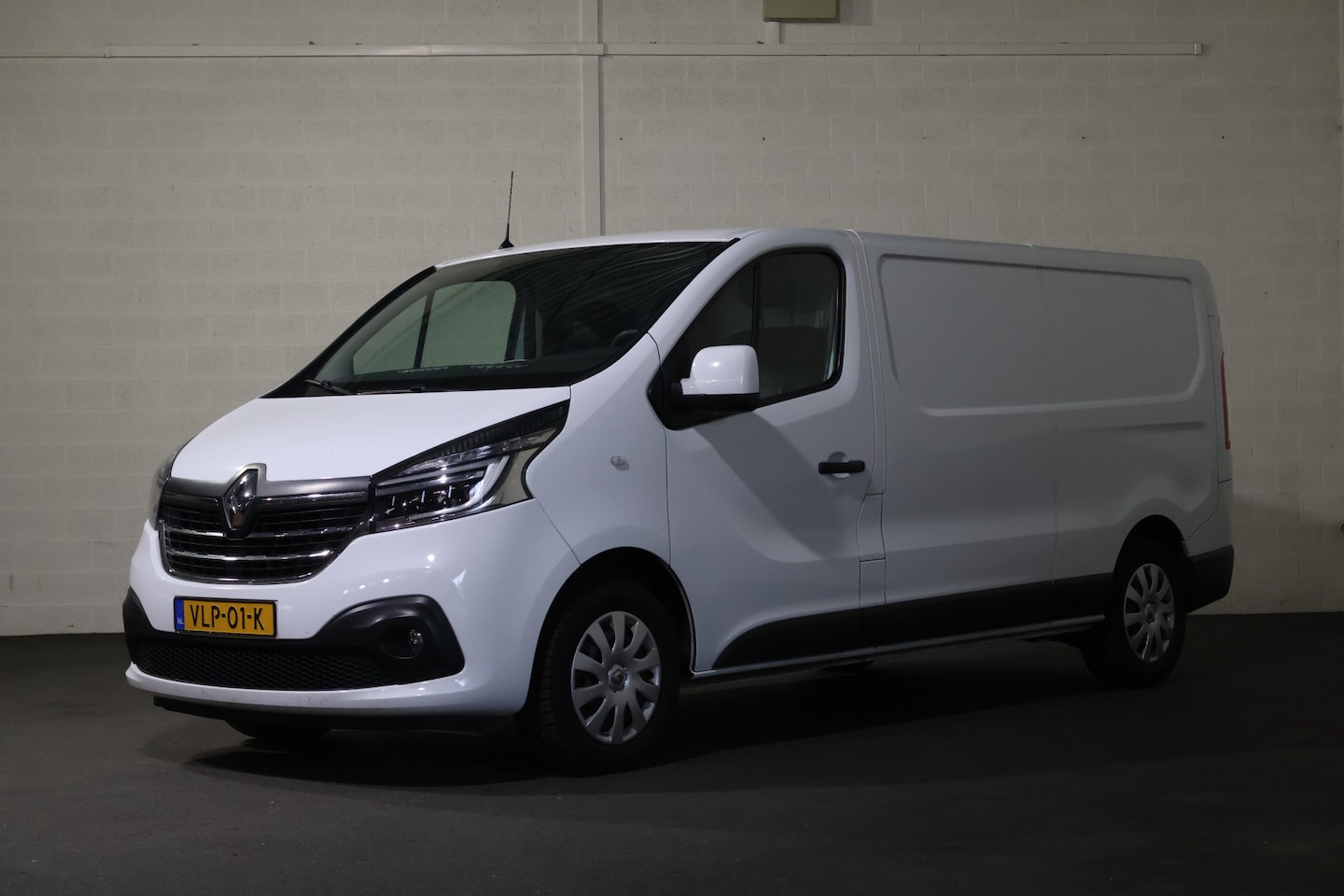 Renault Trafic - 2.0 dCi 120pk L2 H1 Work Edition - AutoWereld.nl