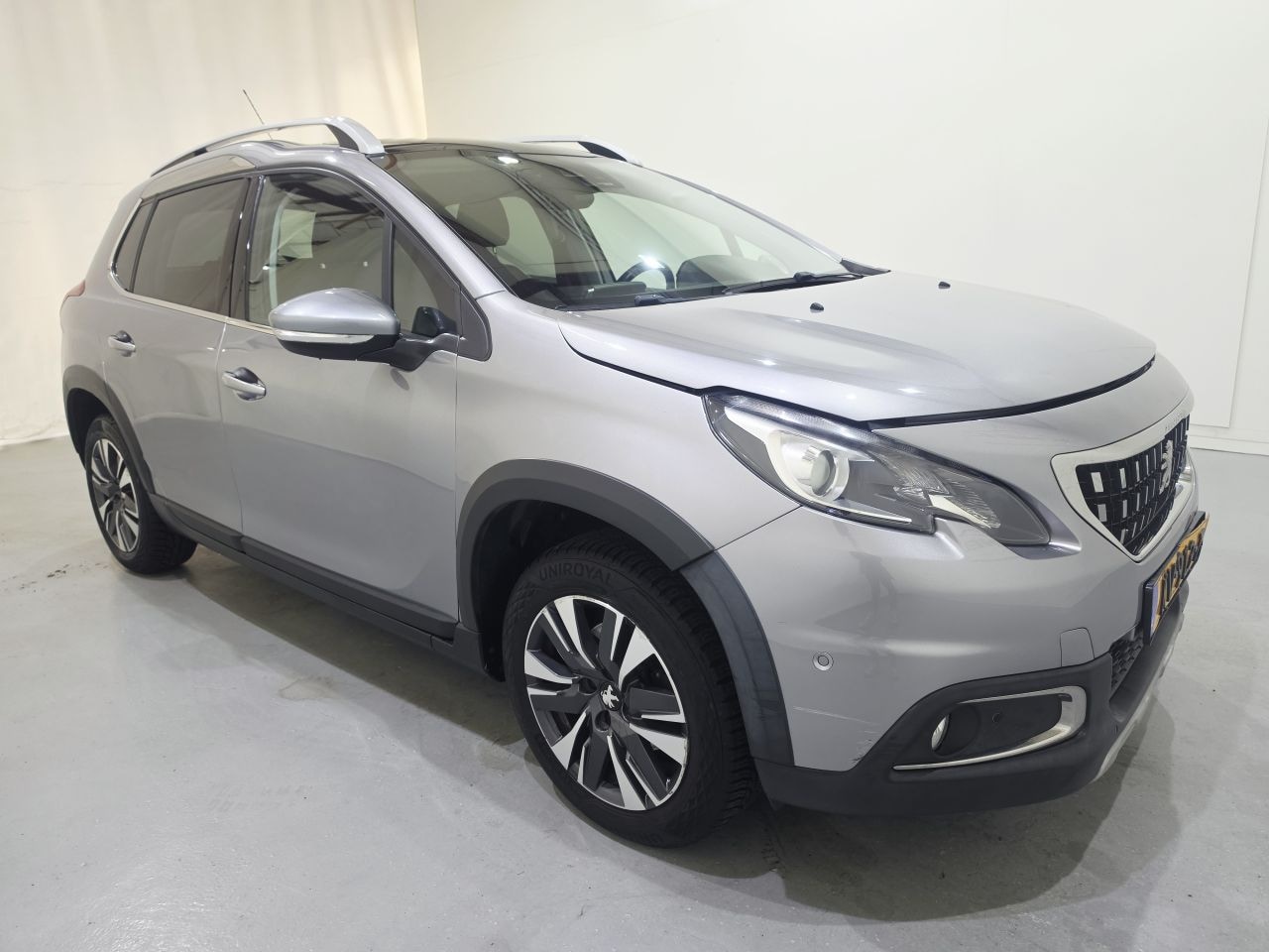Peugeot 2008 - 1.2 PureTech Allure Aut Trekhaak Panorama - AutoWereld.nl
