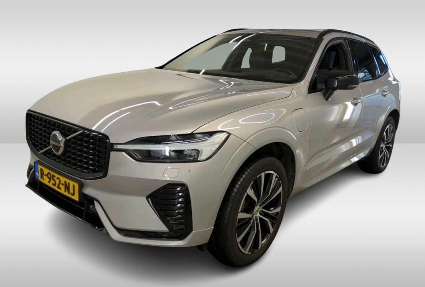 Volvo XC60 - 2.0 T6 Plug-in LongRange AWD Ultimate Dark / NL Auto / Panoramadak / Trekhaak / Leder-spor - AutoWereld.nl