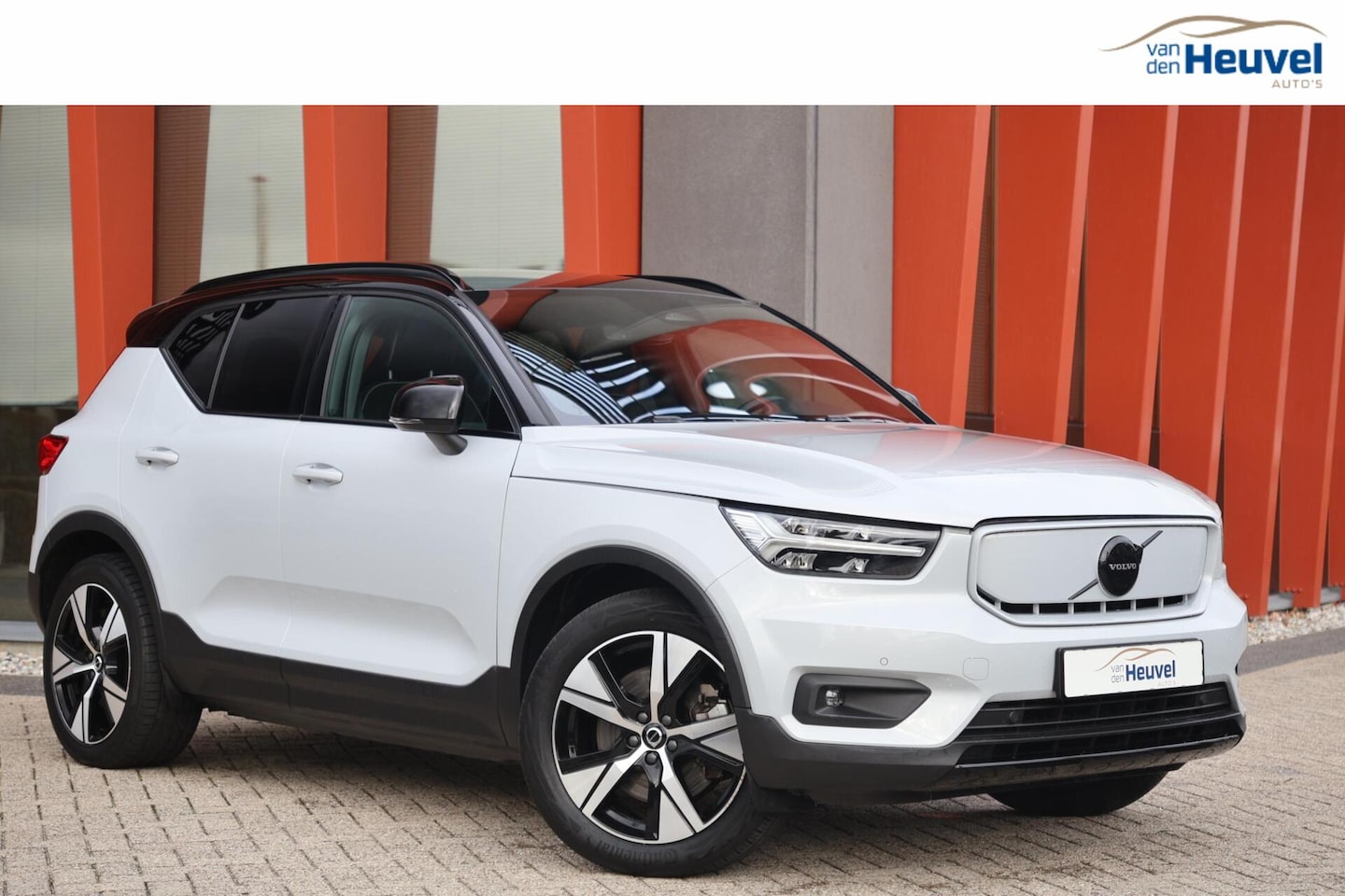 Volvo XC40 - Recharge P8 AWD R-Design | Trekhaak | BLIS | Parkeercamera | Glossy Black | Keyless - AutoWereld.nl