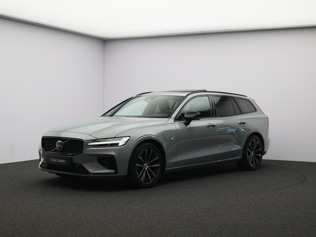 Volvo V60 - 2.0 T8 Plug-in hybrid AWD Plus Dark / Trekhaak / Head-up Display / 360 Camera / Harman Kar - AutoWereld.nl