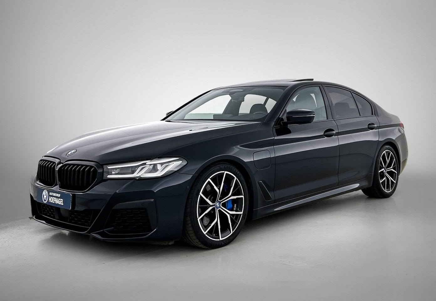 BMW 5-serie - 545e xDrive High Executive M Sport | Dakraam | Camera | Autopilot | Stoel-/Stuurverwarming - AutoWereld.nl