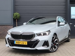 BMW 5-serie Touring - 520i | Pano | 360 Camera | HUD | Trekhaak | Bowers & Wilkins