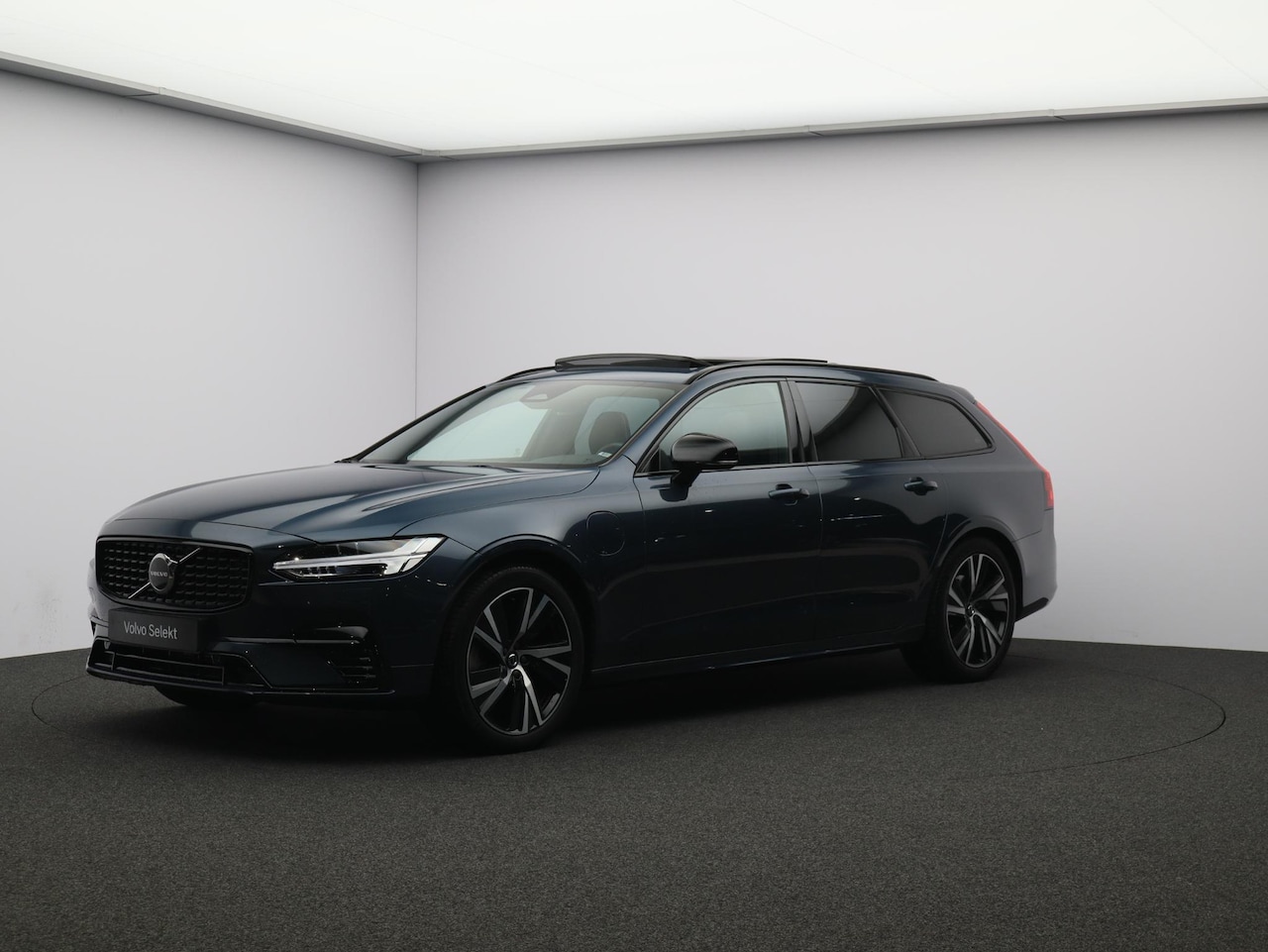 Volvo V90 - 2.0 T6 Plug-in hybrid AWD Ultimate Dark Panorama dak, 360 graden camera, Head-up display - AutoWereld.nl