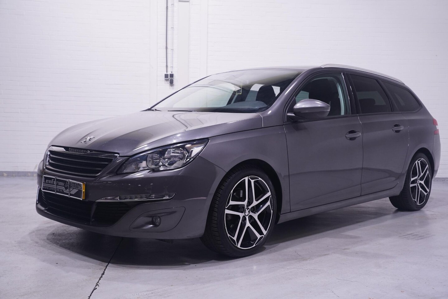Peugeot 308 SW - 1.2 PureTech Blue Lease Executive Navi Clima Panodak Trekhaak Cruise - AutoWereld.nl