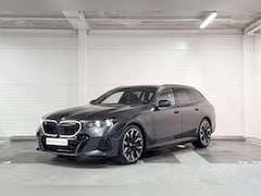 BMW 5-serie Touring - 550e xDrive | Bowers & Wilkins | Innovation Pack | Comfort Pack | Travel Pack | Trekhaak e