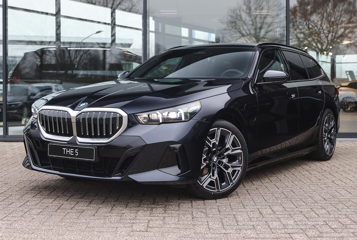 BMW 5-serie Touring - 530e M Sport Automaat / Panoramadak / Trekhaak / Adaptieve LED / Comfort Access / Parking - AutoWereld.nl