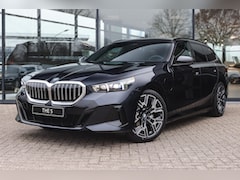 BMW 5-serie Touring - 530e M Sport Automaat / Panoramadak / Trekhaak / Adaptieve LED / Comfort Access / Parking
