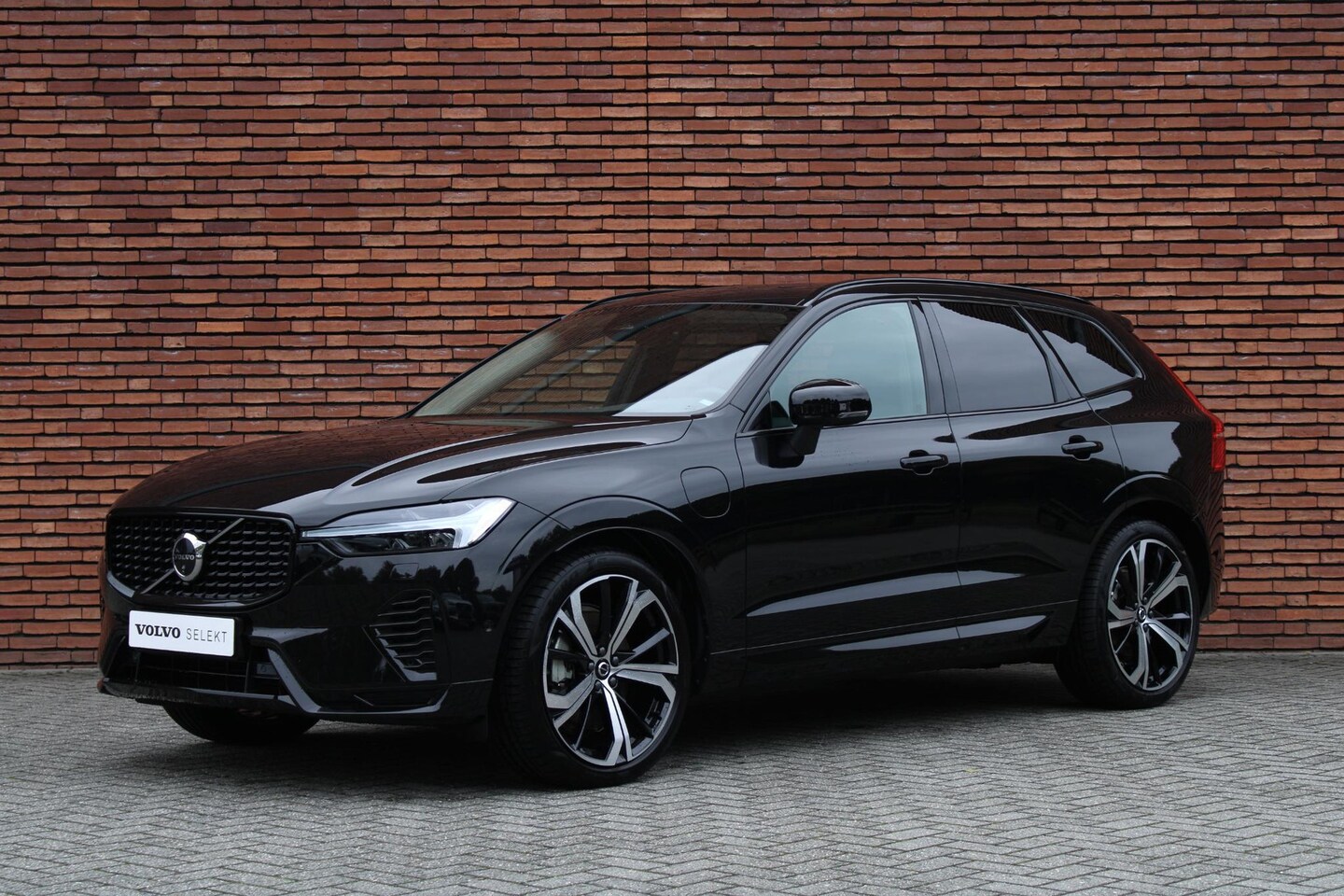 Volvo XC60 - 2.0 T8 Plug-in hybrid AWD Ultra Black Edition | Luchtvering | Panoramisch schuif-/ kanteld - AutoWereld.nl