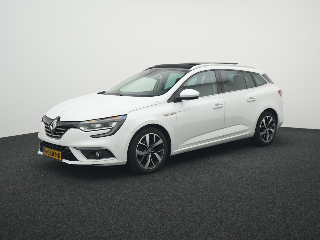Renault Mégane Estate - 1.3 TCe Bose | PANORAMADAK | TREKHAAK | LED KOPLAMPEN | APPLE/ANDROID CARPLAY | 12 MAANDEN - AutoWereld.nl