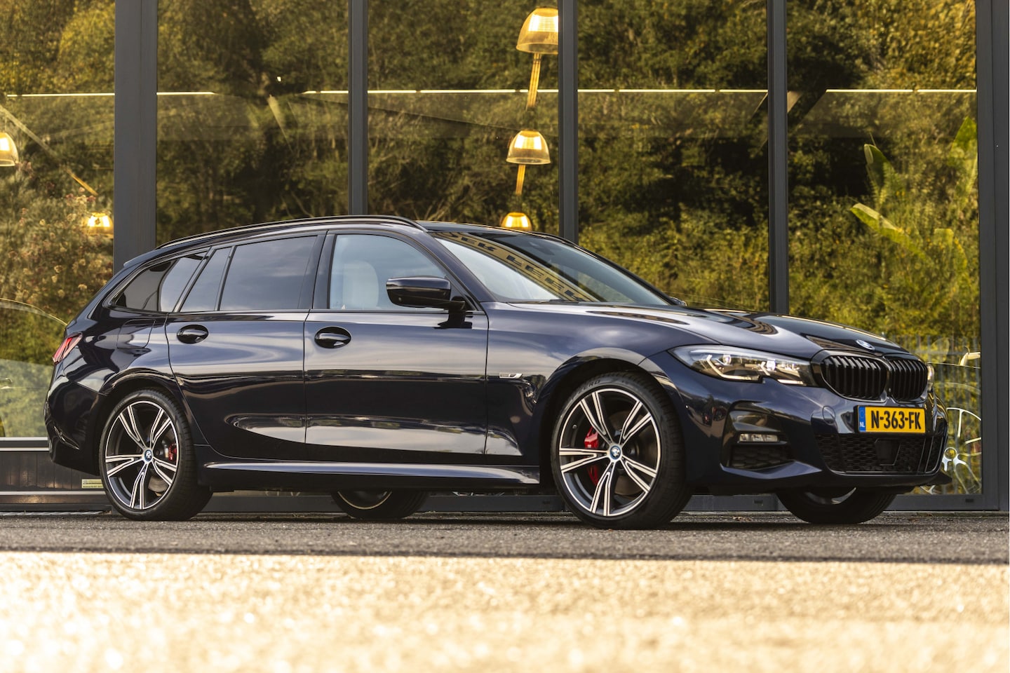 BMW 3-serie Touring - 330e Business Edition Plus M-Pakket  / Pano dak - AutoWereld.nl