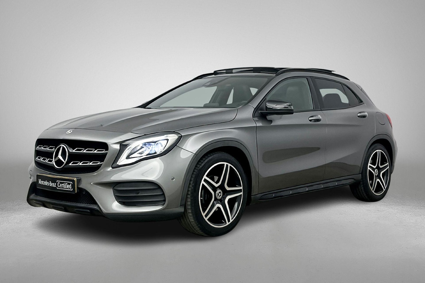 Mercedes-Benz GLA-Klasse - GLA 180 Automaat Business Solution AMG | Nightpakket | Spiegelpakket | Panoramadak | Stoel - AutoWereld.nl