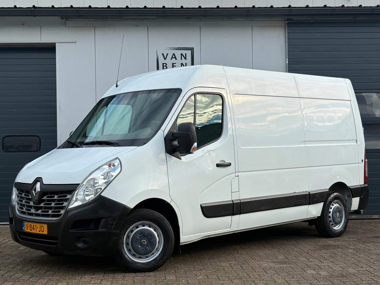 Renault Master - T35 2.3dCi 145pk L2H2 Airco Cruise 3p. EURO 6 - AutoWereld.nl
