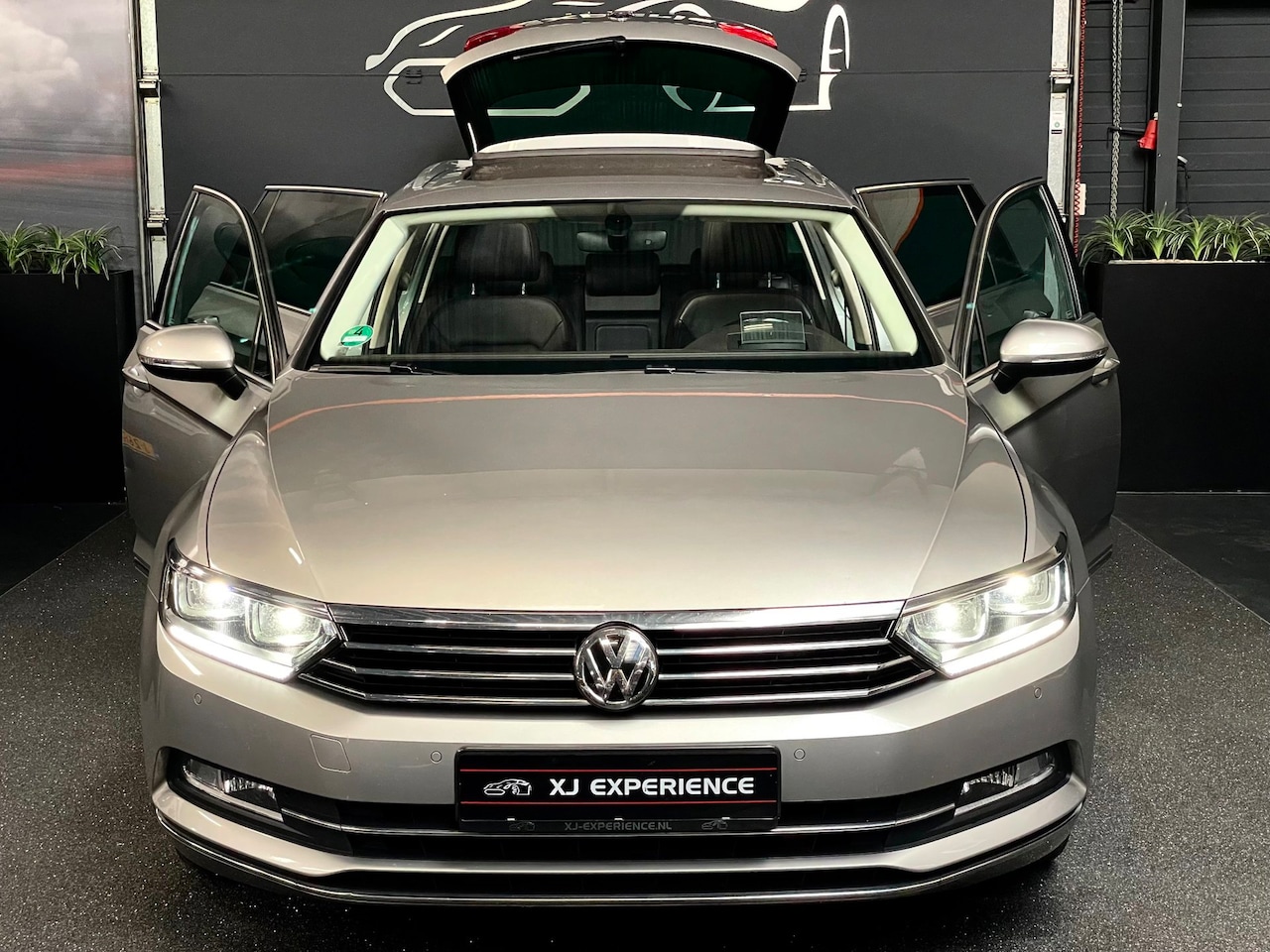Volkswagen Passat Variant - 1.6 TDI Connected Plus PANO HUD LEER AUTOMAAT TREKH - AutoWereld.nl