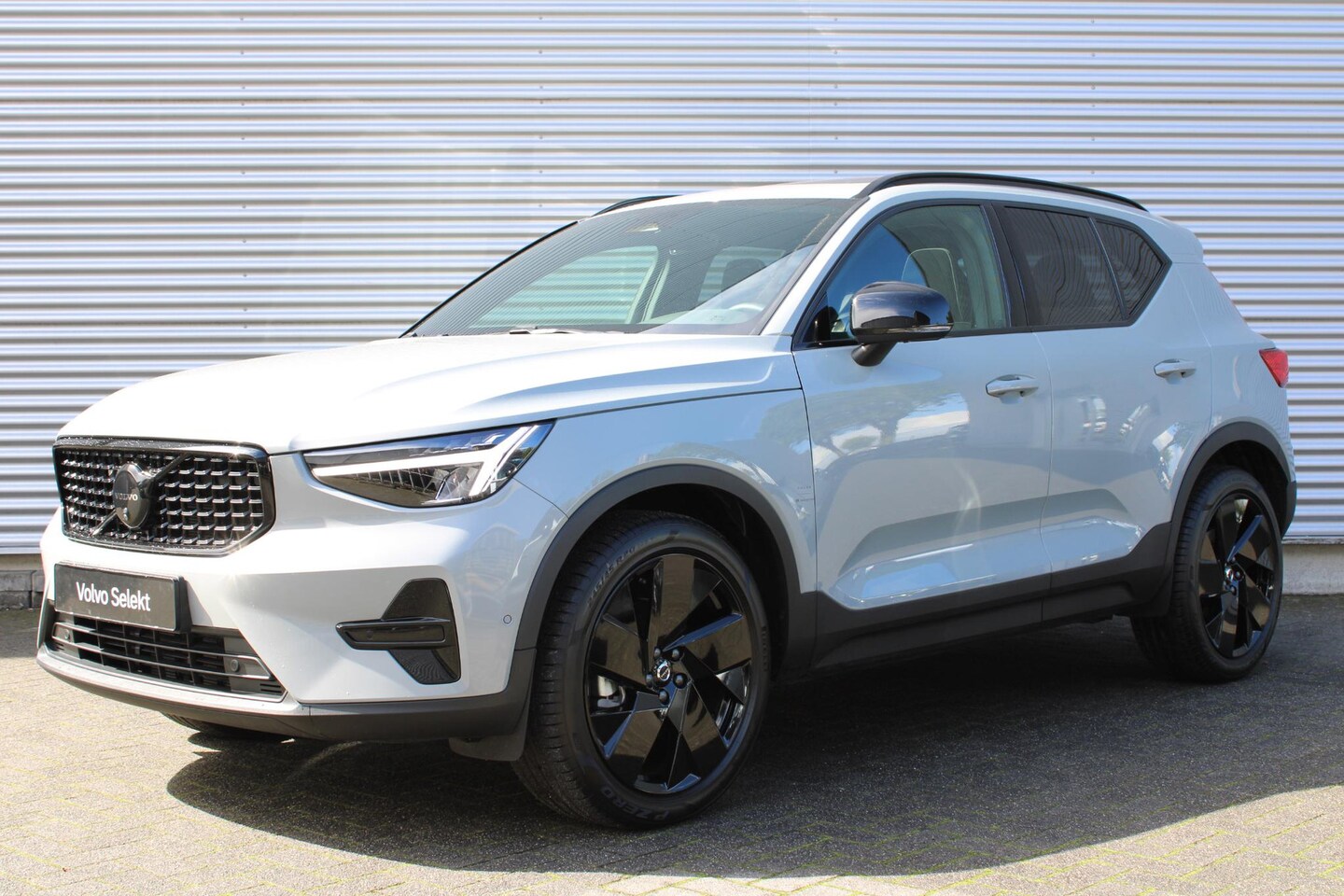 Volvo XC40 - B4 Plus Black Edition | Panoramadak | Trekhaak | Verwarmbare voorstoelen, stuurwiel en voo - AutoWereld.nl