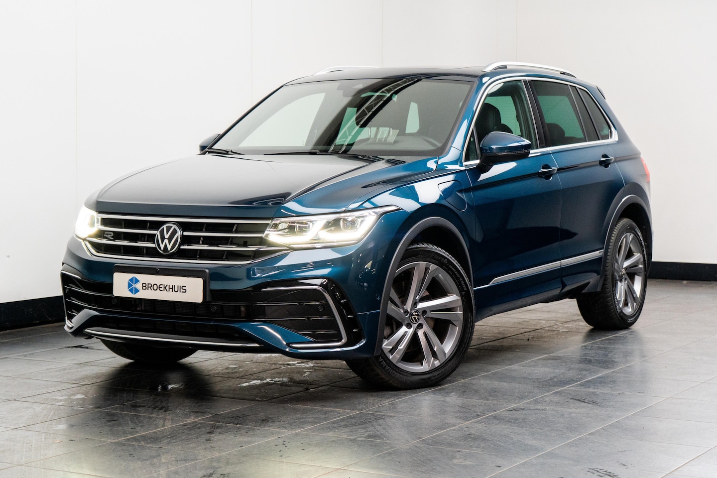 Volkswagen Tiguan - 1.4 eHybrid 245 pk R-Line Business 6-DSG | Panoramadak | Rondomzicht camera | Cruise contr - AutoWereld.nl