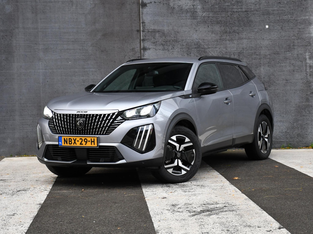 Peugeot e-2008 - EV Allure 50 kWh 136pk Automaat 360° CAM. | DODE HOEK | 17''LM | ADAPT. CC | APPLE-CARPLAY - AutoWereld.nl