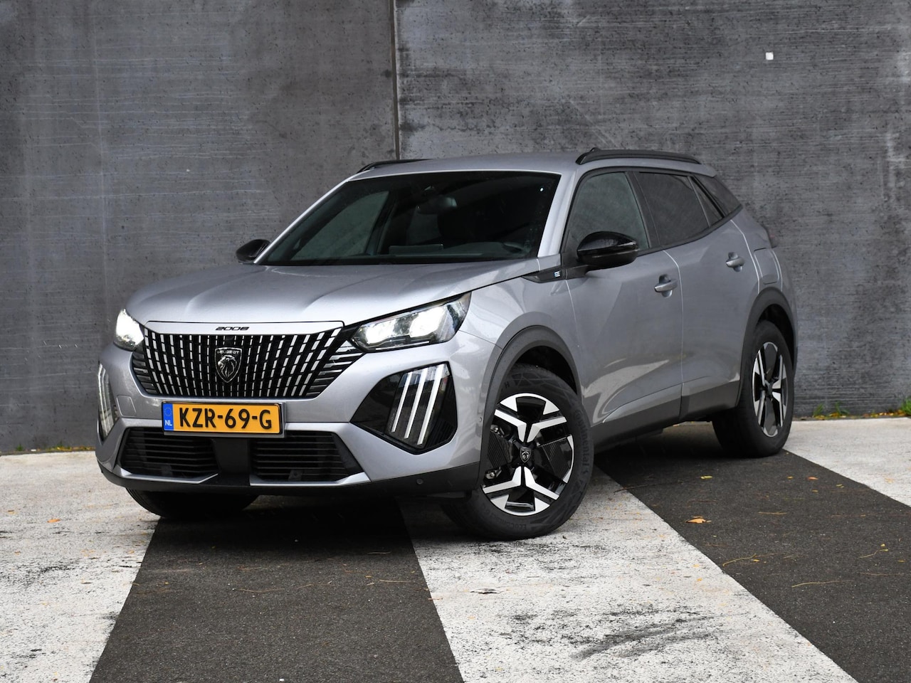 Peugeot e-2008 - EV Allure 50 kWh 136pk Automaat 360° CAM. | DODE HOEK | 17''LM | ADAPT. CC | APPLE-CARPLAY - AutoWereld.nl