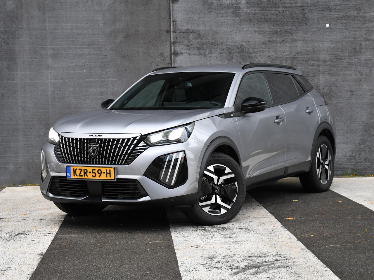 Peugeot e-2008 - EV Allure 50 kWh 136pk Automaat 360° CAM. | DODE HOEK | 17''LM | ADAPT. CC | APPLE-CARPLAY - AutoWereld.nl