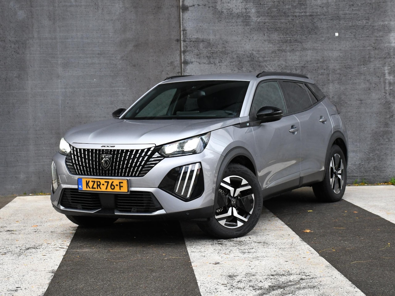 Peugeot e-2008 - EV Allure 50 kWh 136pk Automaat 360° CAM. | DODE HOEK | 17''LM | ADAPT. CC | APPLE-CARPLAY - AutoWereld.nl