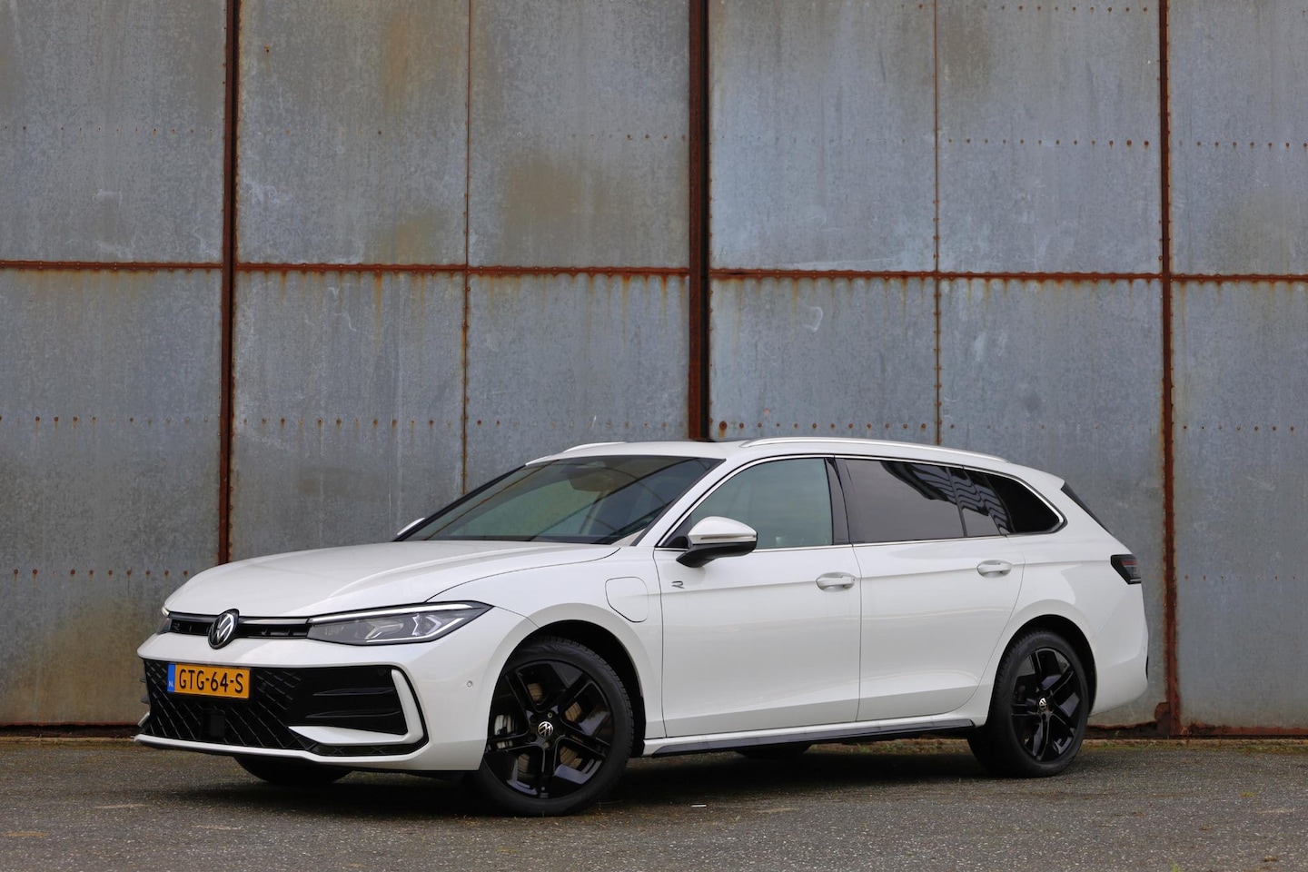 Volkswagen Passat Variant - 1.5 eHybrid R-Line Edition | Panodak | Zwenkbare Trekhaak | Camera | Navi | ACC | Massage - AutoWereld.nl