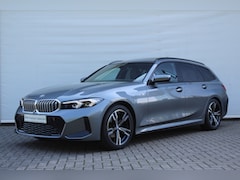 BMW 3-serie Touring - 318i M Sport Automaat / Trekhaak / Panoramadak / Sportstoelen / Achteruitrijcamera / Stoel