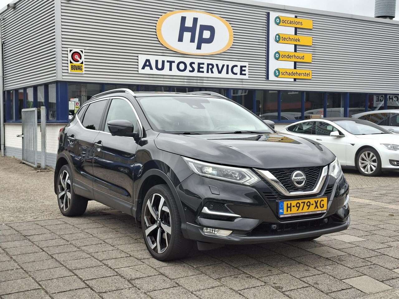 Nissan Qashqai - 1.3 DIG-T Tekna Panoramadak Carplay Trekhaak 360Camera Keyless 19inch LM Cruise & Climate - AutoWereld.nl