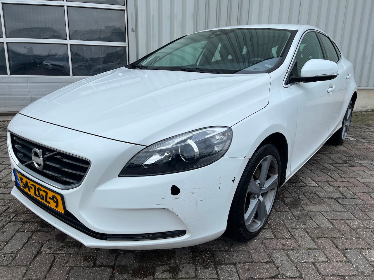 Volvo V40 - 1.6 T3 Summum schadeauto rondom gebruiksschade - koppeling defect - AutoWereld.nl