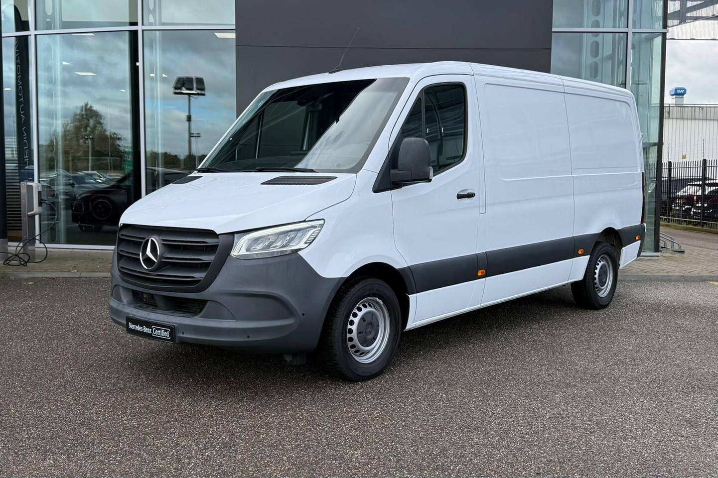 Mercedes-Benz Sprinter - 317 Diesel L2/H1 Automaat RWD | Standkachel | Parkpilot | Zijwindassistent | LED | Navigat - AutoWereld.nl