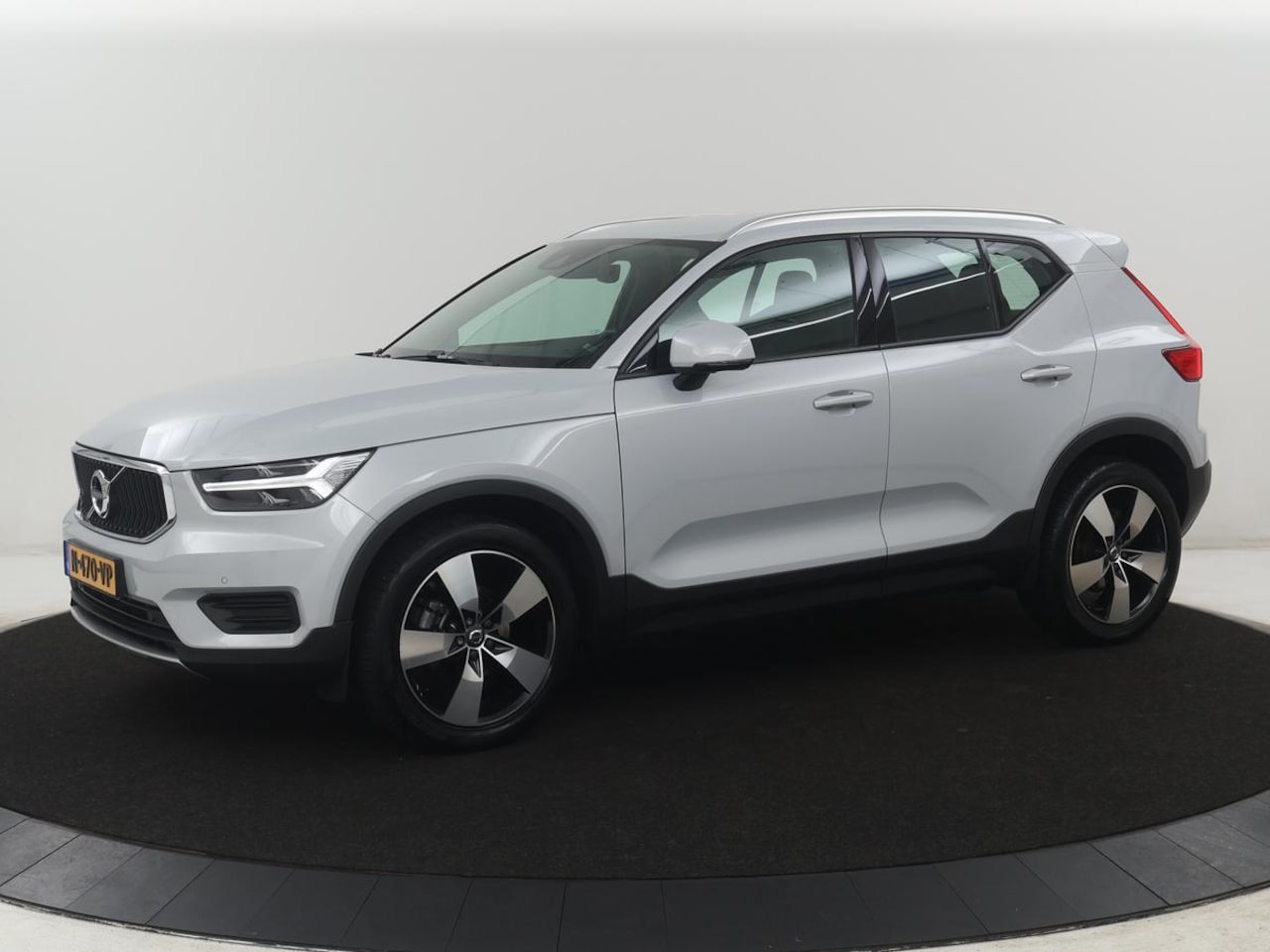 Volvo XC40 - 1.5 T3 Momentum Business | Glacier Silver | LED | Keyless Entry | Virtual Cockpit | - AutoWereld.nl