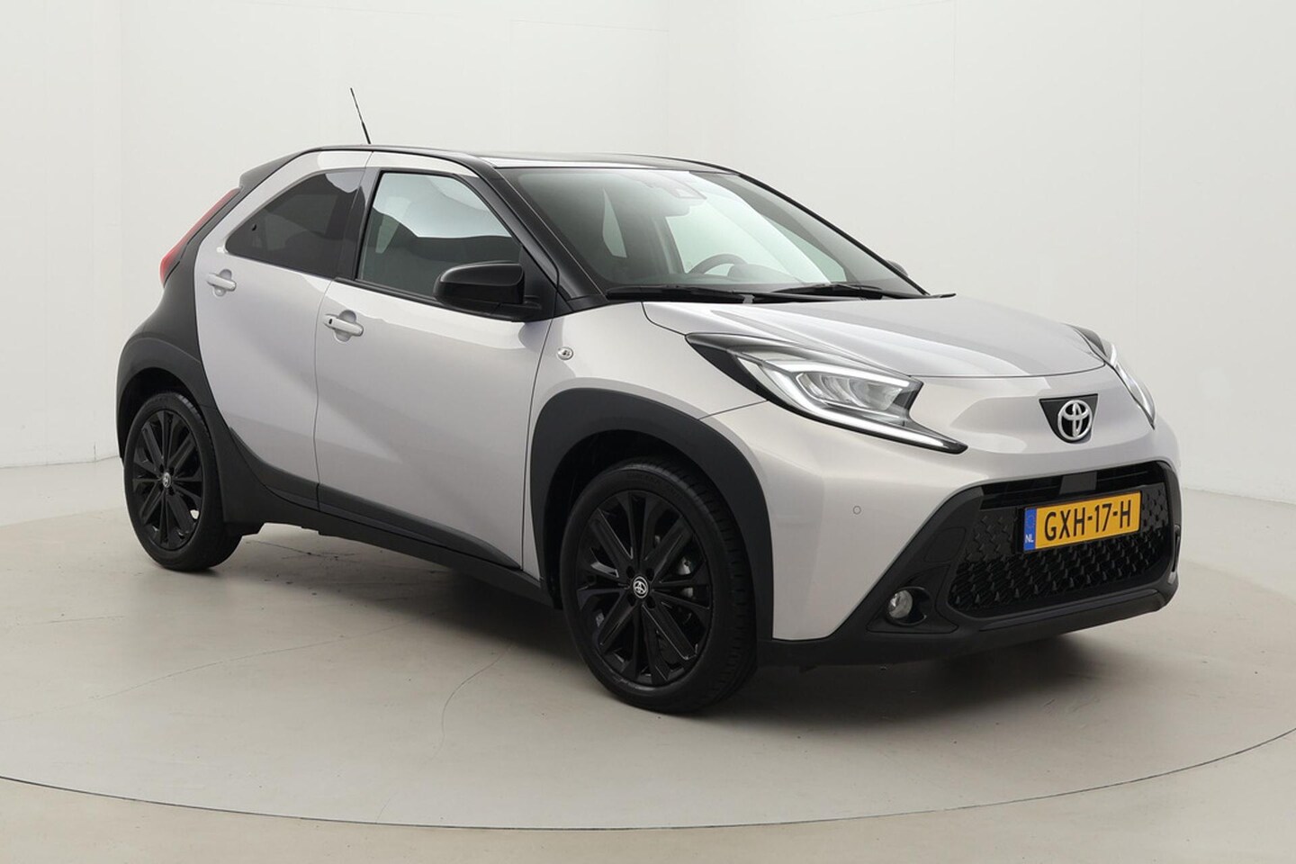 Toyota Aygo X - 1.0 VVT-i S-CVT JBL | Apple Carplay / Android Auto | Keyless | Stoelverwarming | Parkeerse - AutoWereld.nl