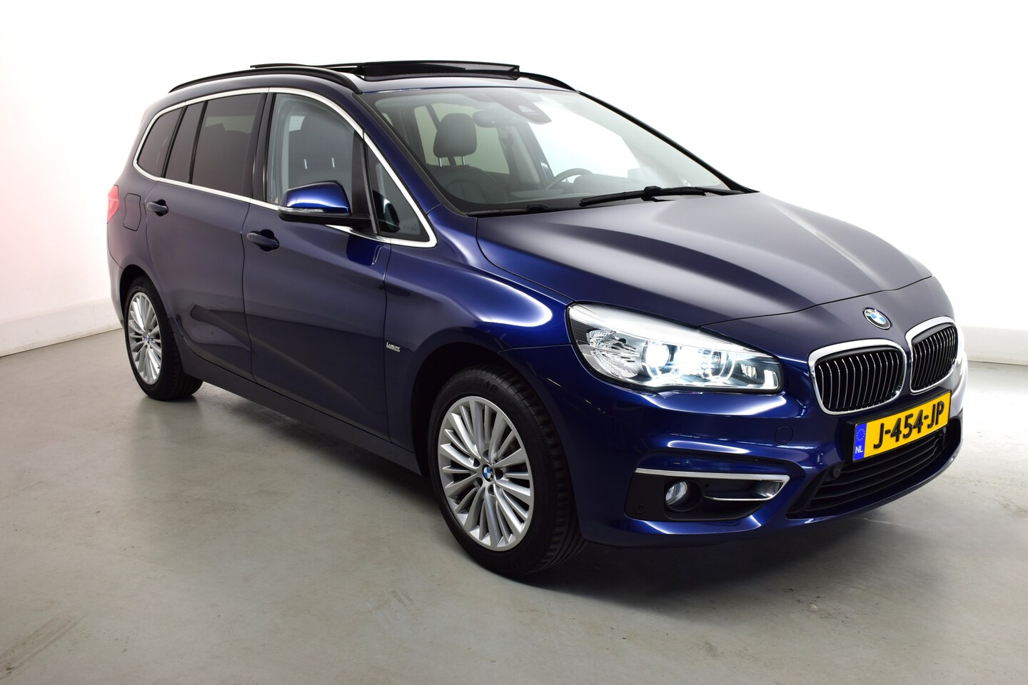 BMW 2-serie Gran Tourer - 218i High Executive 7p-LEDER-CAMERA-PANO Harman Kardon-HUD, Zonne/schuifdak-Trekhaak-Priva - AutoWereld.nl