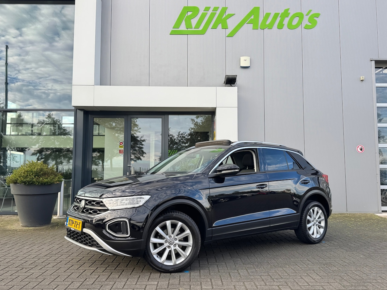Volkswagen T-Roc - 1.5 TSI R-Line Business * Panoramadak * Camera * Stoel + Stuurverwarming - AutoWereld.nl