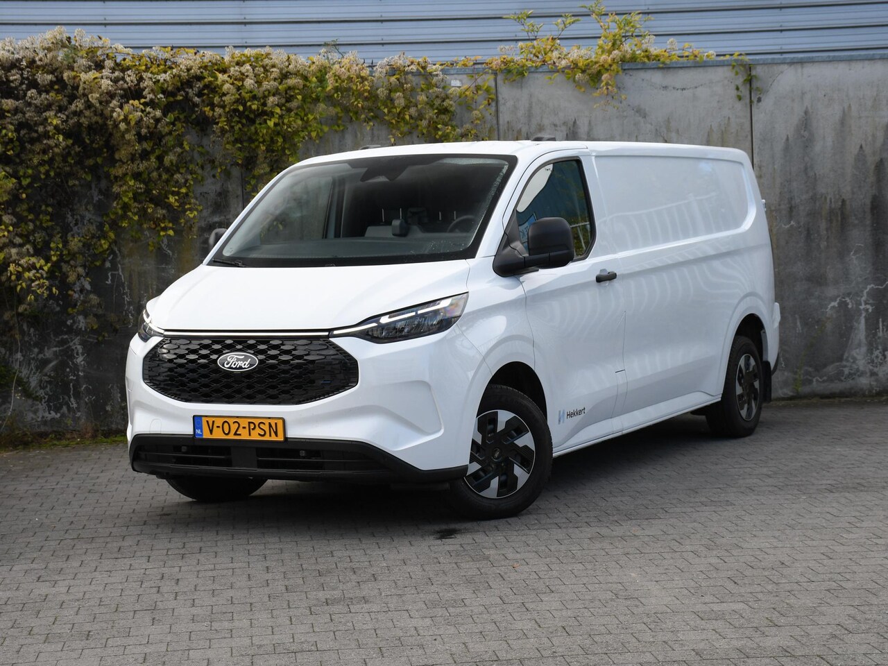Ford Transit Custom - E-Transit 340 L2H1 Limited 71 kWh 218pk Automaat CRUISE.C | TREKHAAK | CAMERA | DAB | APPL - AutoWereld.nl