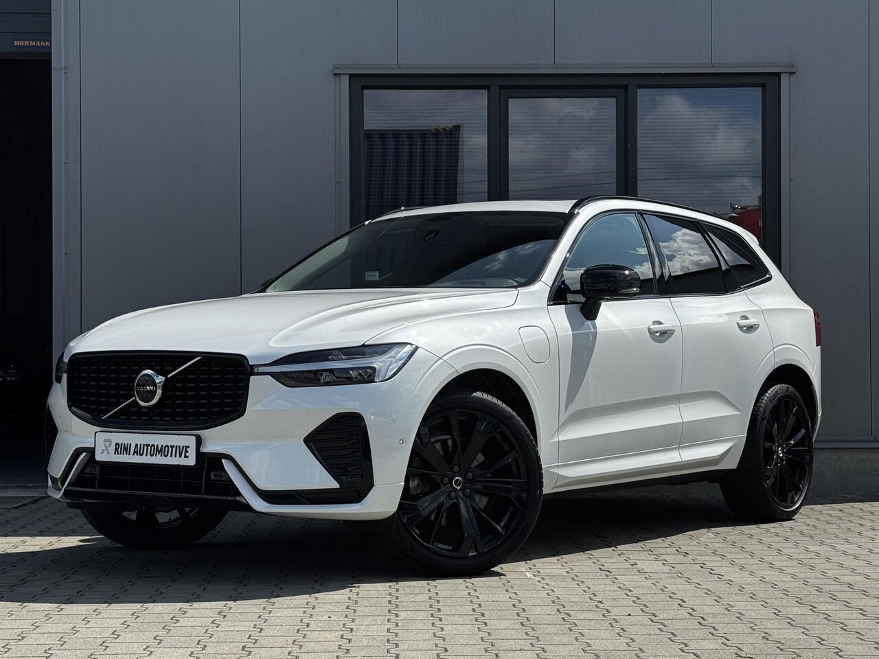 Volvo XC60 - 2.0 T6 Plug-in hybrid AWD Plus Dark 350 PK | Long range | R design | 21 Inch | Trekhaak | - AutoWereld.nl