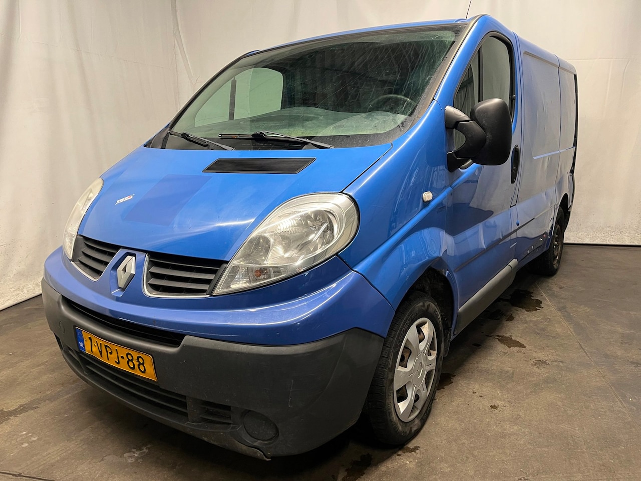Renault Trafic - 2.0 dCi T27 L1H1 Eco Schadeauto auto start en rijd voor raam schade - AutoWereld.nl