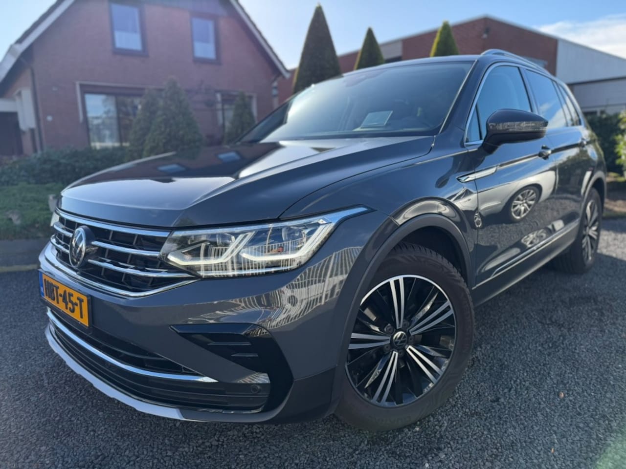 Volkswagen Tiguan - 1.5 TSI LIFE DSG Aut. Head up display Adaptieve cruise control ECC Trekhaak - AutoWereld.nl