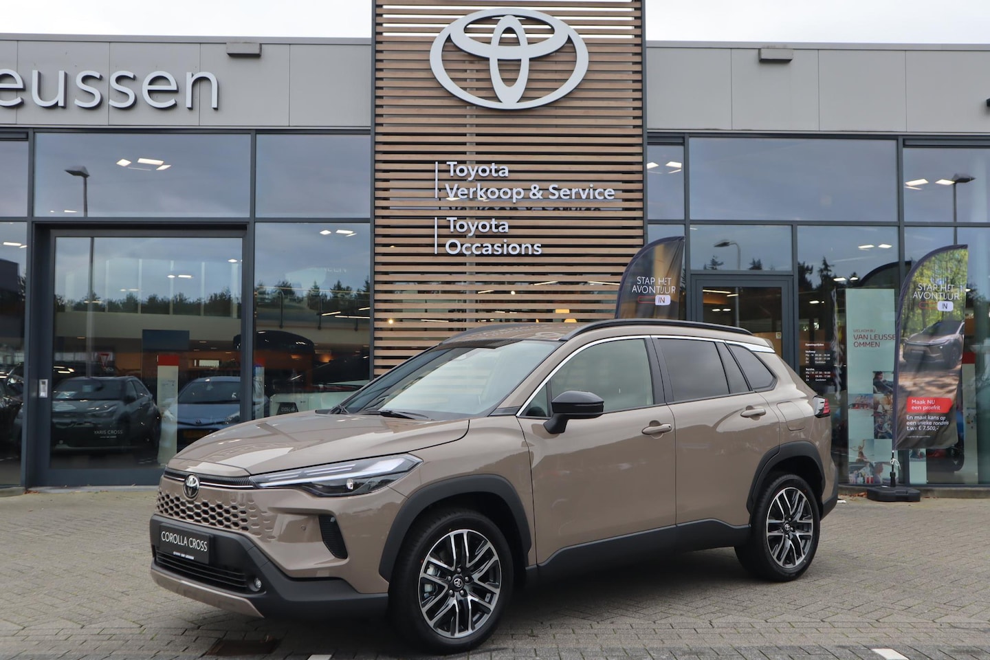 Toyota Corolla Cross - HYBRID 140 DYNAMIC DIRECT LEVERBAAR! BLISS LED PRIVACY-GLASS STUURVERWARMING 18"LMV KEYLES - AutoWereld.nl