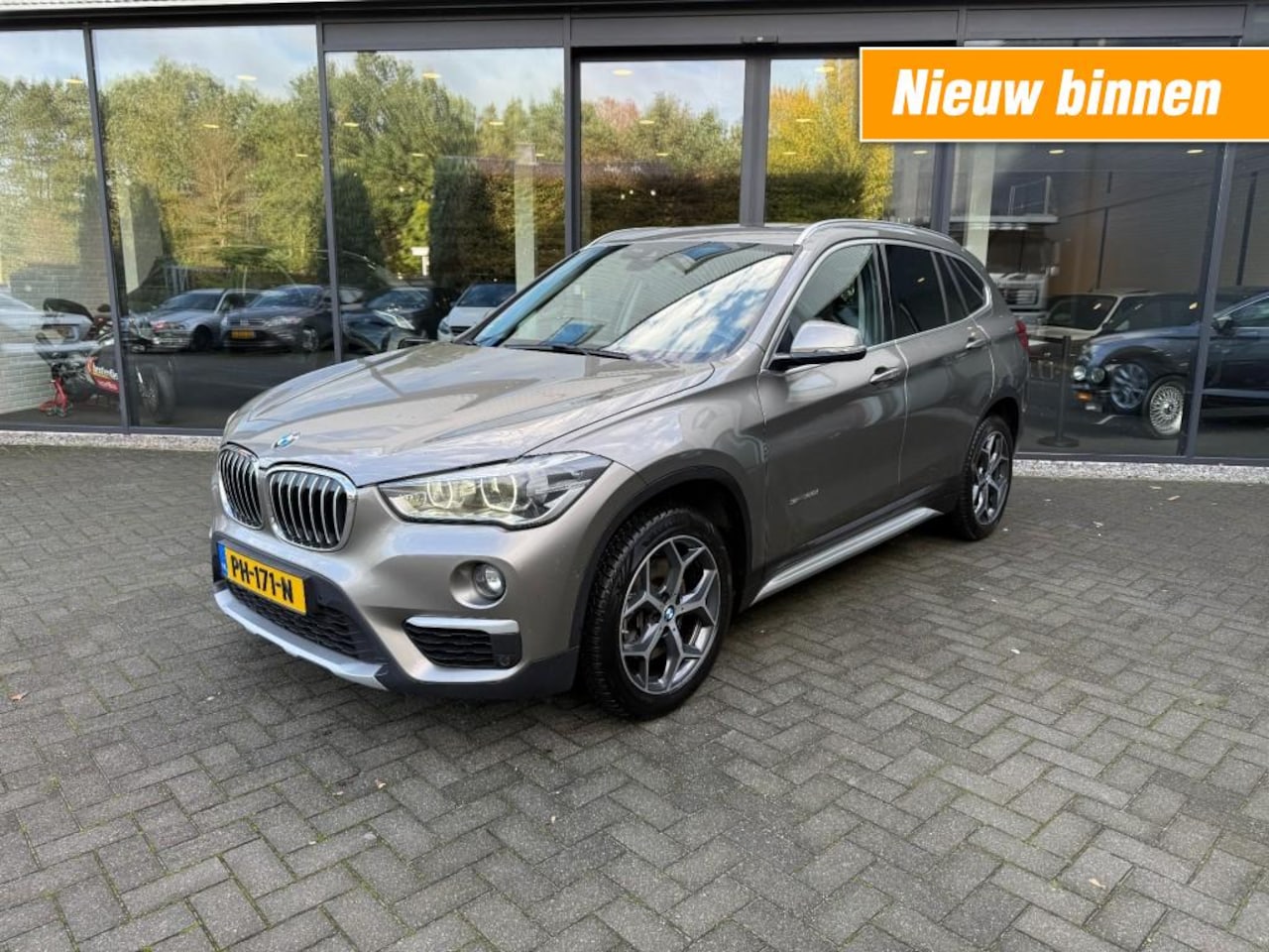 BMW X1 - sDrive20i High Exe,Pano,Keyless,HUD,LED,Leer,Trekhk Afn,Stoelverw,Camera,Harman Kardon - AutoWereld.nl