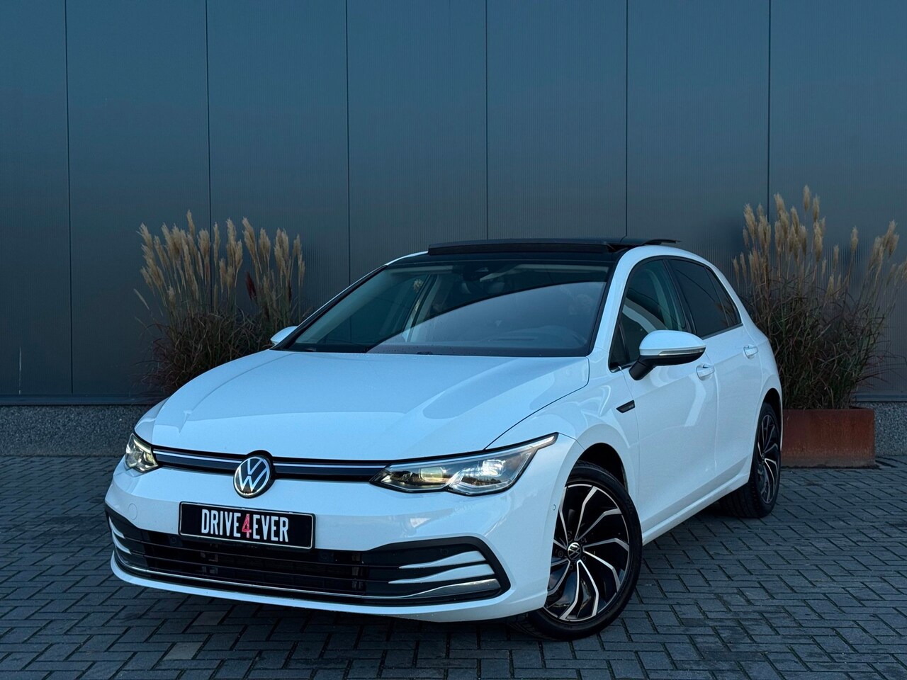 Volkswagen Golf - 1.5 eTSI | Pano | HUD | IQ | Memory | Dodehoek - AutoWereld.nl