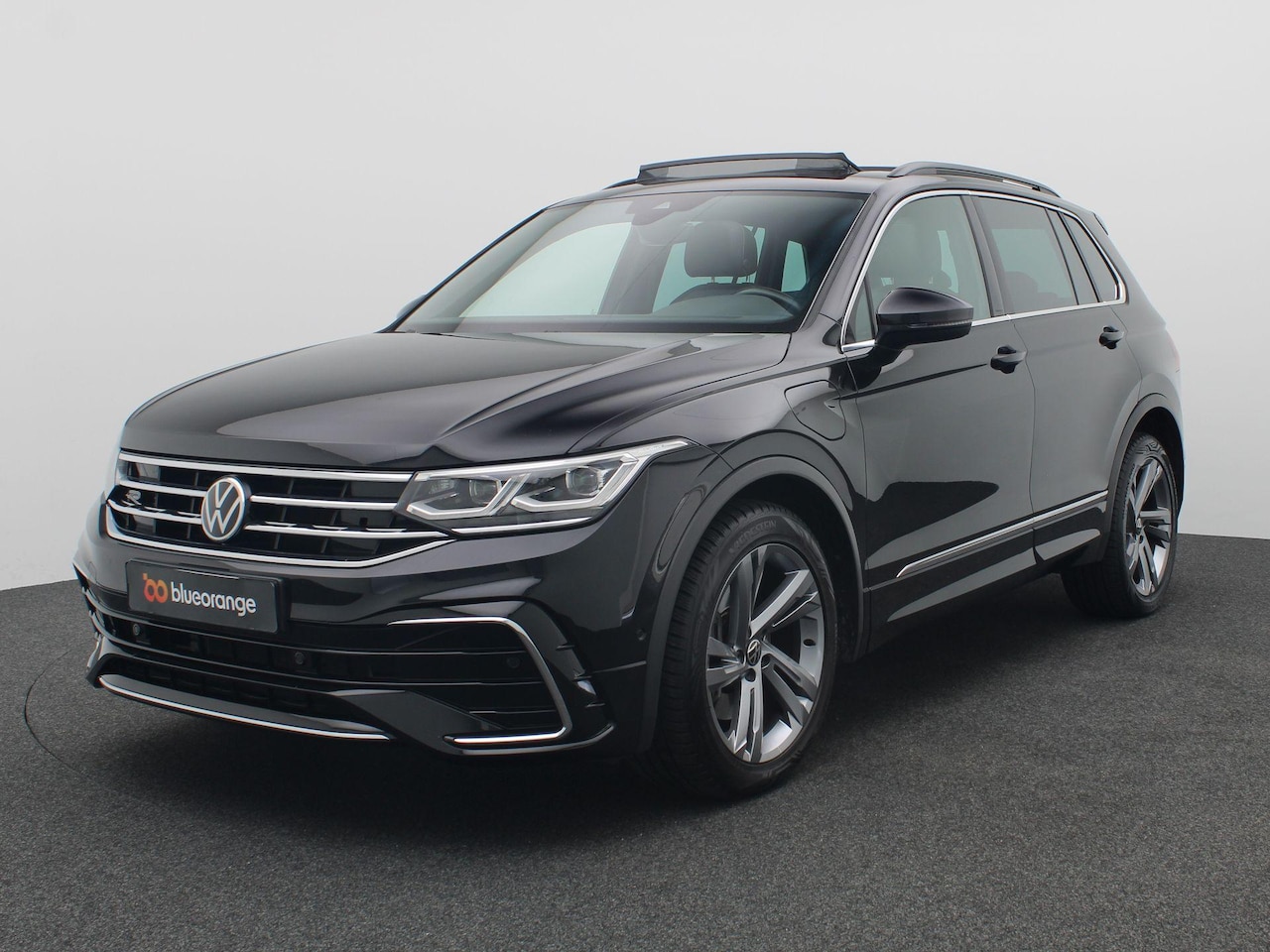 Volkswagen Tiguan - 1.4 TSI eHybrid R-Line Business+ 245PK DSG SOH 89%, Panoramadak, Trekhaak, Achteruitrijcam - AutoWereld.nl