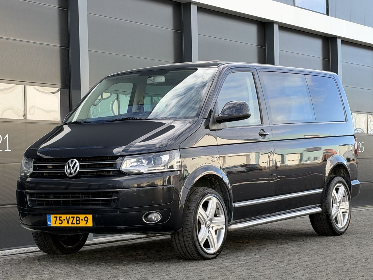 Volkswagen Multivan - 2.5 TDI Leer Dak Navi DC 5-PERS - AutoWereld.nl
